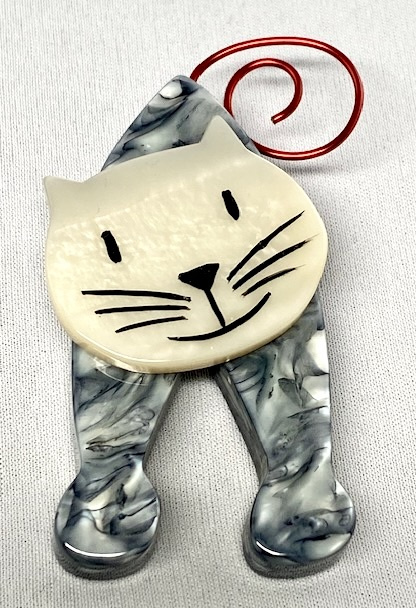 BB165 Marie Pavone pearly grey Galalith cat brooch pin